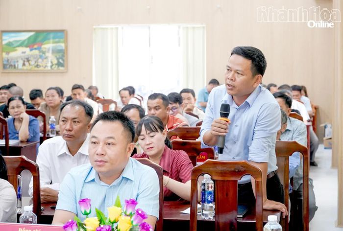 Cử tri xã Diên Điền nêu ý kiến, kiến nghị.