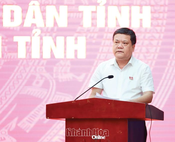 Đồng chí Bí thư Tỉnh ủy Trần Phong phát biểu tại buổi tiếp xúc cử tri.