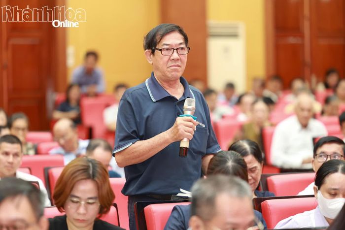 Cử tri phát biểu ý kiến tại buổi tiếp xúc.