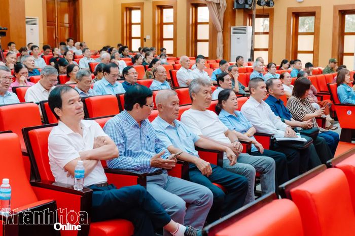 Cử tri phường Nha Trang và phường Tây Nha Trang tham dự buổi tiếp xúc.