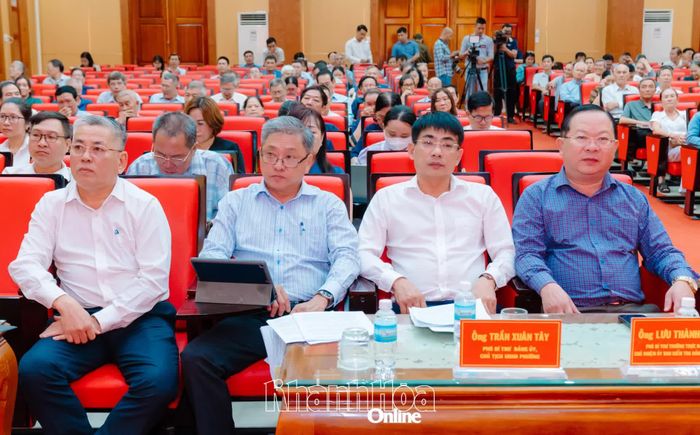 Lãnh đạo phường Nha Trang và phường Tây Nha Trang dự buổi tiếp xúc cử tri. 