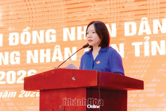 Đại biểu Thái Thị Lệ Hằng báo cáo cử tri kết quả Kỳ họp thứ nhất và các kỳ họp chuyên đề của HĐND tỉnh khóa VIII.