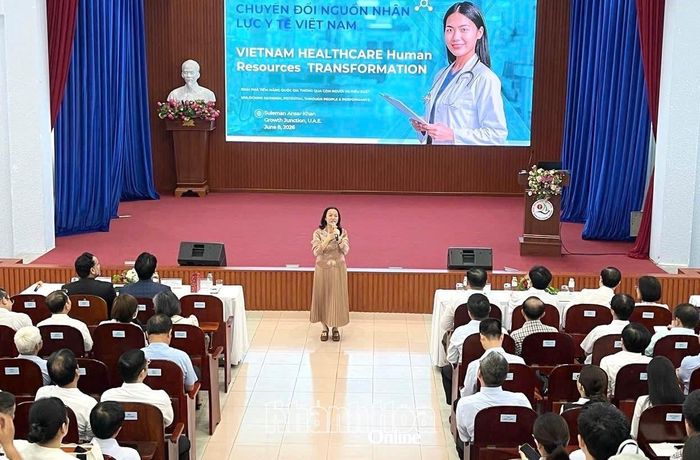 Chuyên gia báo cáo chuyên đề tại hội thảo.