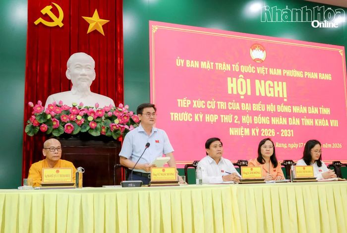 Đại biểu HĐND tỉnh Vũ Ngọc Đương - Giám đốc Sở Giáo dục và Đào tạo trao đổi, làm rõ một số vấn đề cử tri nêu.