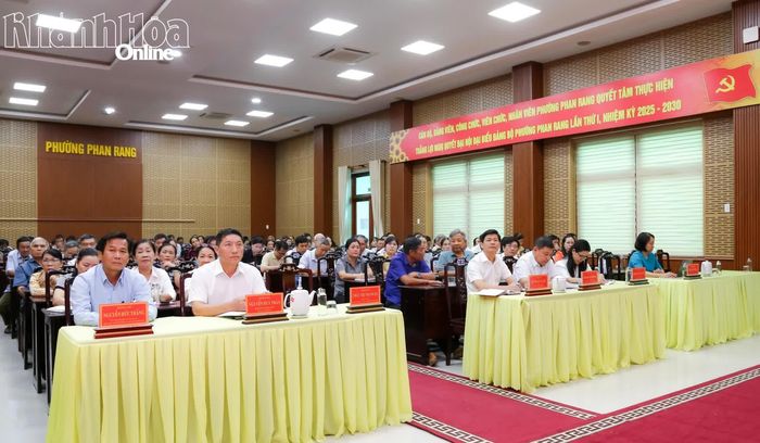 Lãnh đạo phường Phan Rang và các cử tri tham dự buổi tiếp xúc với đại biểu HĐND tỉnh.