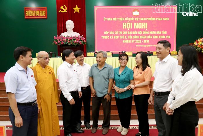 Đồng chí Lâm Đông và các đại biểu HĐND tỉnh trò chuyện với cử tri phường Phan Rang sau buổi tiếp xúc.