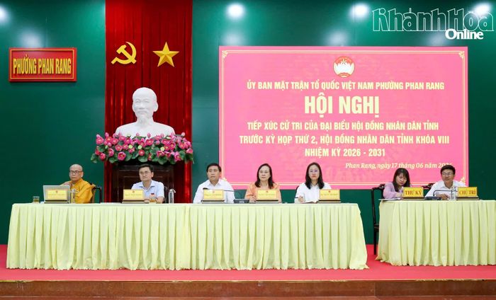 Đồng chí Lâm Đông và các đại biểu HĐND tỉnh tiếp xúc cử tri phường Phan Rang.