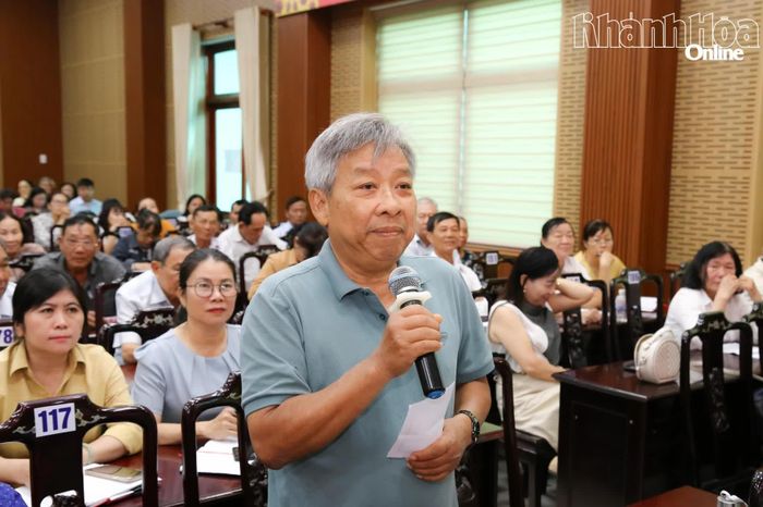 Cử tri phường Phan Rang phát biểu ý kiến.