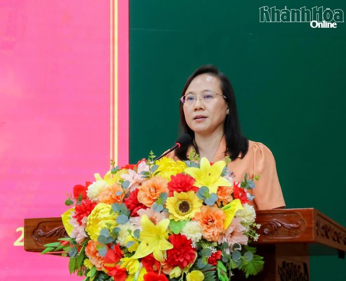Đại biểu HĐND tỉnh Châu Thị Thanh Hà - Bí thư Đảng ủy, Chủ tịch HĐND phường Phan Rang thông tin đến cử tri một số định hướng lớn trong phát triển địa phương.