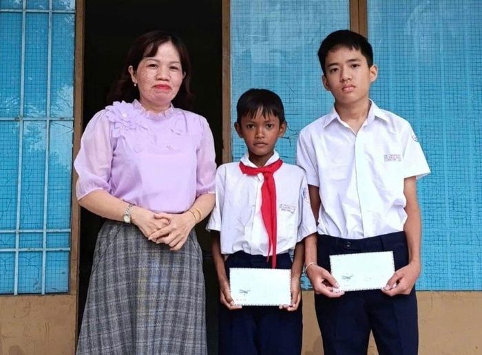 Lãnh đạo Hội Liên hiệp Phụ nữ phường Cam Ranh trao học bổng cho trẻ em mồ côi có hoàn cảnh khó khăn.