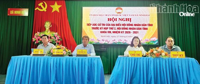 Đồng chí Nguyễn Tiến Đức và ông Trần Minh Thái tiếp xúc cử tri xã Ninh Hải.