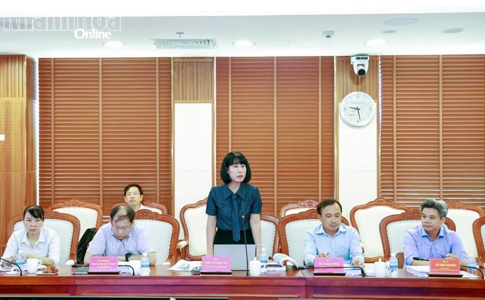 Thành viên Hội đồng góp ý tại cuộc họp.