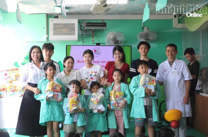 Các bệnh nhi được nhận quà tại chương trình.