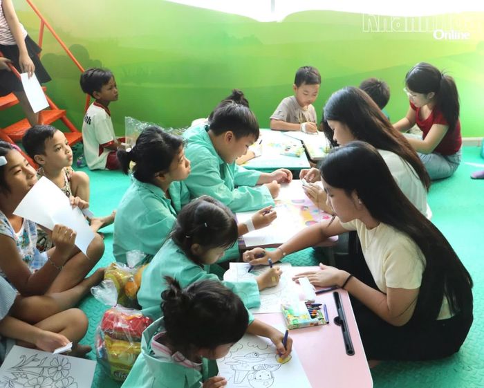 Các học sinh Trường THCS Thái Nguyên hướng dẫn các bệnh nhi tô màu tranh.