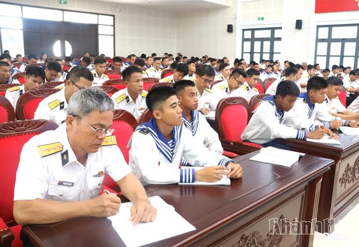 Cán bộ, chiến sĩ tham gia học tập.