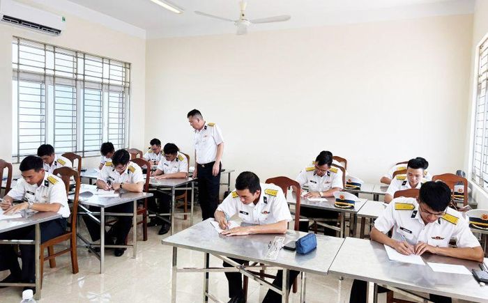 Kiểm tra nhận thức cán bộ tàu trên các mặt công tác.