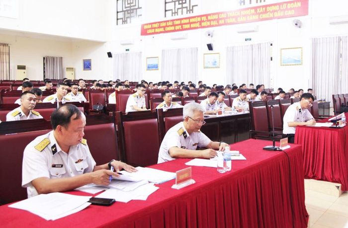 Quang cảnh hội nghị nhận xét sau kiểm tra.