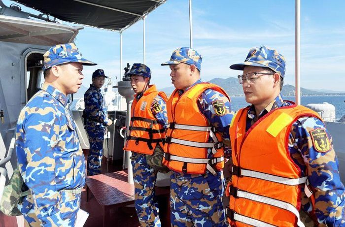 Cán bộ tàu giao nhiệm vụ cho tổ trưởng các tổ dây trước khi tàu rời bến.