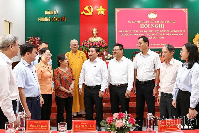 Đồng chí Lâm Đông và các đại biểu HĐND tỉnh trò chuyện với cử tri phường Đông Hải sau buổi tiếp xúc.