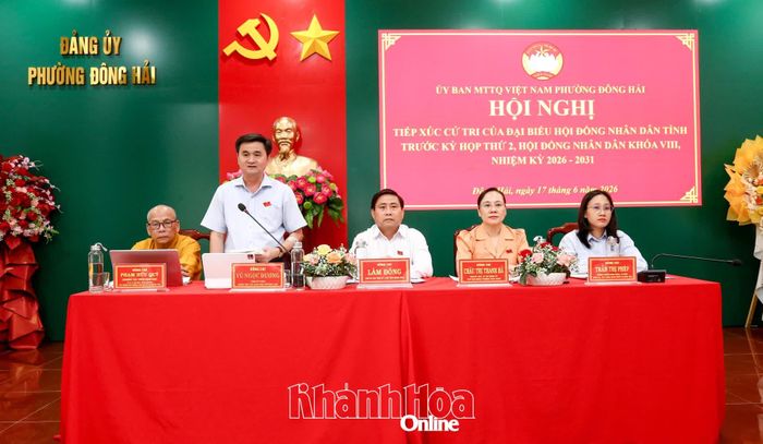 Đại biểu HĐND tỉnh Vũ Ngọc Đương trao đổi, làm rõ một số vấn đề cử tri nêu.