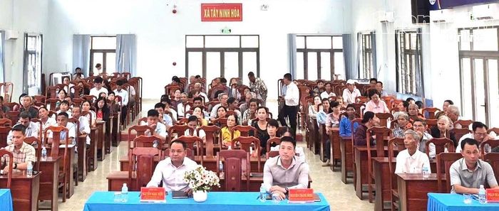 Quang cảnh buổi tiếp xúc cử tri.