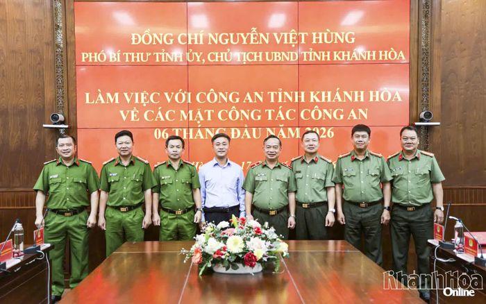 Đồng chí Nguyễn Việt Hùng chụp ảnh lưu niệm với Ban Giám đốc Công an tỉnh.