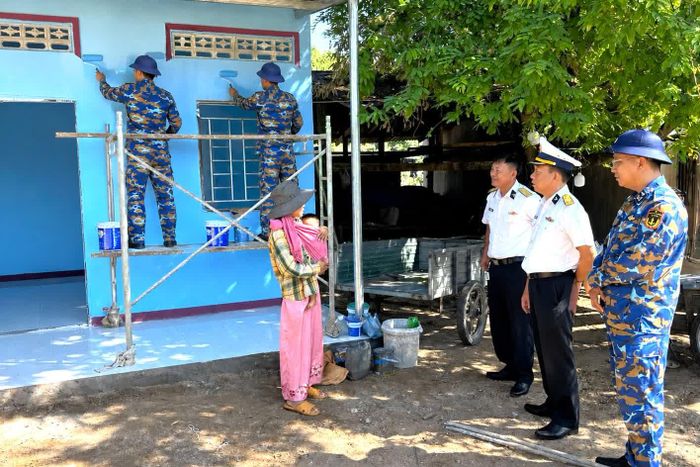 Đoàn công tác nắm tình hình thi công tại gia đình bà Pinăng Thị Thén.