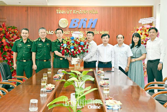 Đảng ủy, Ban Chỉ huy Bộ đội Biên phòng Khánh Hòa thăm, chúc mừng Báo và Phát thanh, Truyền hình Khánh Hòa.