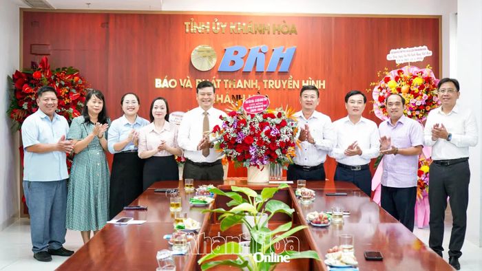 Ban Văn hóa - Xã hội HĐND tỉnh tặng hoa chúc mừng Báo và Phát thanh, Truyền hình Khánh Hòa.