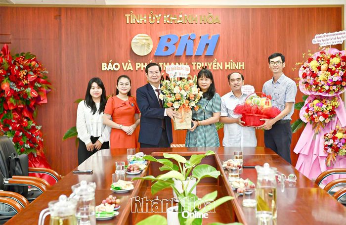 Bệnh viện Đa khoa Ninh Thuận thăm, chúc mừng Báo và Phát thanh, Truyền hình Khánh Hòa.