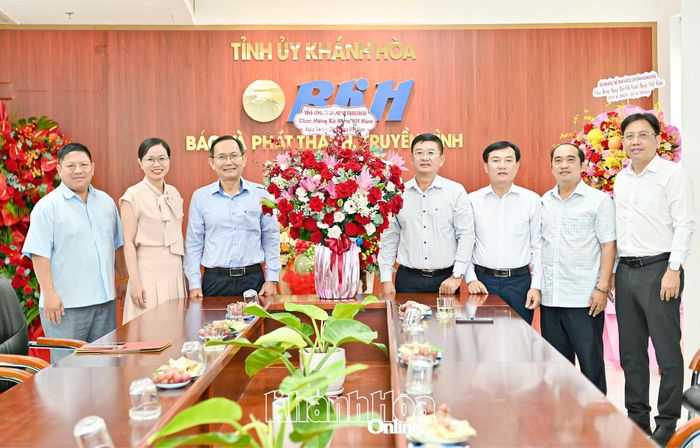 Tổng Công ty Khánh Việt thăm, chúc mừng Báo và Phát thanh, Truyền hình Khánh Hòa.