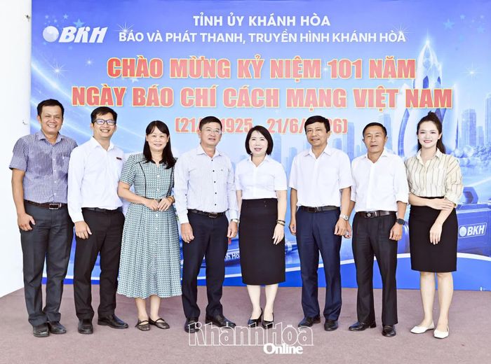 Ngân hàng Nông nghiệp và Phát triển nông thôn Việt Nam - Chi nhánh Khánh Hòa thăm, chúc mừng Báo và Phát thanh, Truyền hình Khánh Hòa.