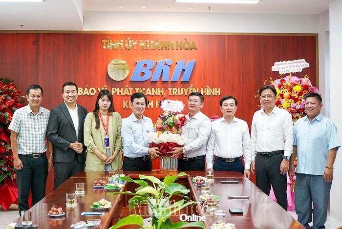 Ông Lê Anh Tuấn - Phó Hiệu trưởng Trường Đại học Thái Bình Dương tặng hoa chúc mừng Báo và Phát thanh, Truyền hình Khánh Hòa.