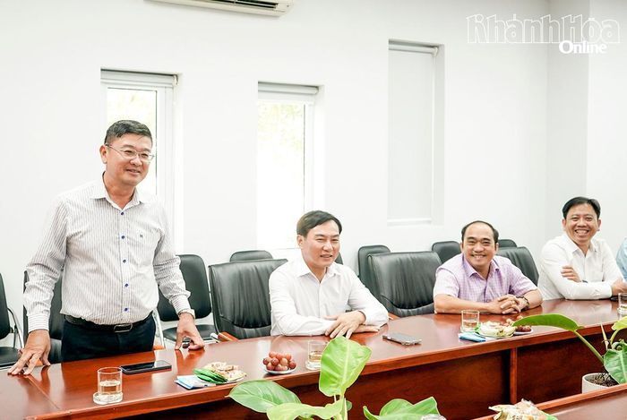 Nhà báo Lê Hoàng Triều - Giám đốc Báo và Phát thanh, Truyền hình Khánh Hòa phát biểu tại buổi tiếp đón lãnh đạo Ban Văn hóa - Xã hội HĐND tỉnh đến thăm.