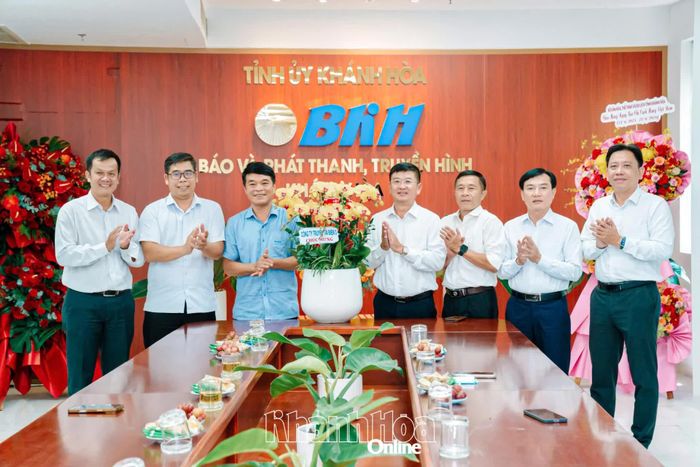 Công ty Truyền tải điện 3 thăm, chúc mừng Báo và Phát thanh, Truyền hình Khánh Hòa. ẢNH: MINH TRỰC