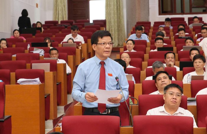 Đại biểu Nguyễn Bảo Đông - Tổ đại biểu số 4 HĐND tỉnh chất vấn lãnh đạo UBND tỉnh.