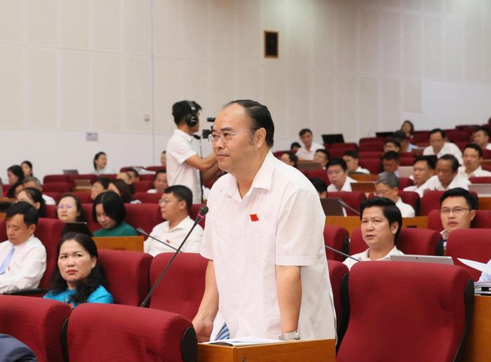 Đại biểu Mùa A Trừ - Tổ đại biểu số 1 HĐND tỉnh nêu những nguyên nhân và khó khăn giảm nghèo bền vững tại kỳ họp.