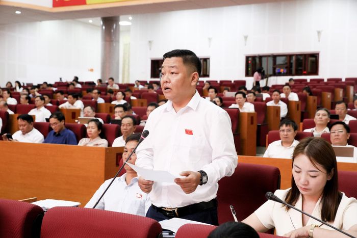 Đại biểu Tào A Thắng - Tổ đại biểu số 3 HĐND tỉnh nêu câu hỏi chất vấn.