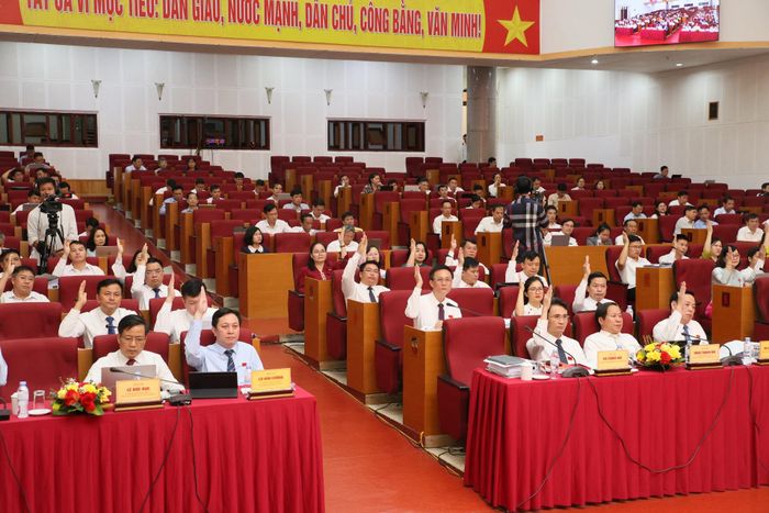Đại biểu biểu quyết thông qua Nghị quyết tại kỳ họp.