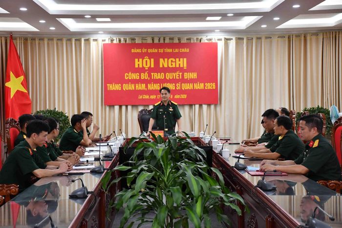 Đại tá Triệu Kim Thắng, Tỉnh ủy viên, Phó Bí thư Thường trực Đảng ủy, Chính ủy Bộ CHQS tỉnh giao nhiệm vụ cho cán bộ được thăng quân hàm và nâng lương sĩ quan nănm 2026.