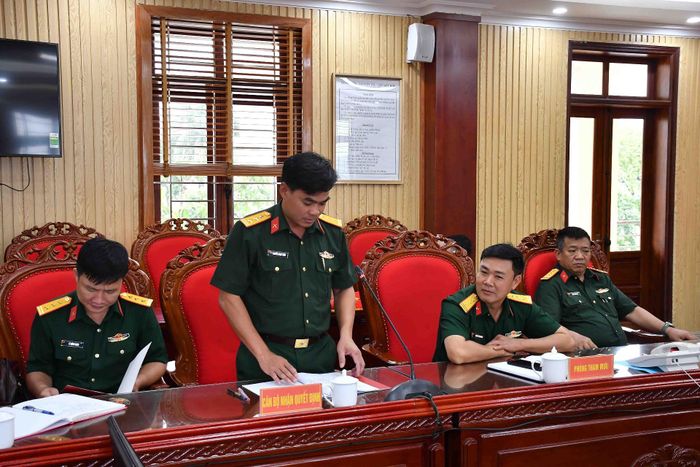 Cán bộ được thăng quân hàm sĩ quan phát biểu.