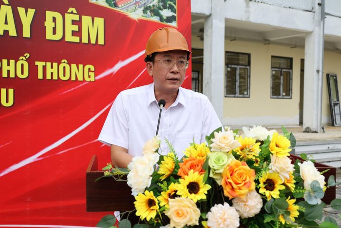 Lãnh đạo xã Pa Tần phát biểu tại lễ ra quân.