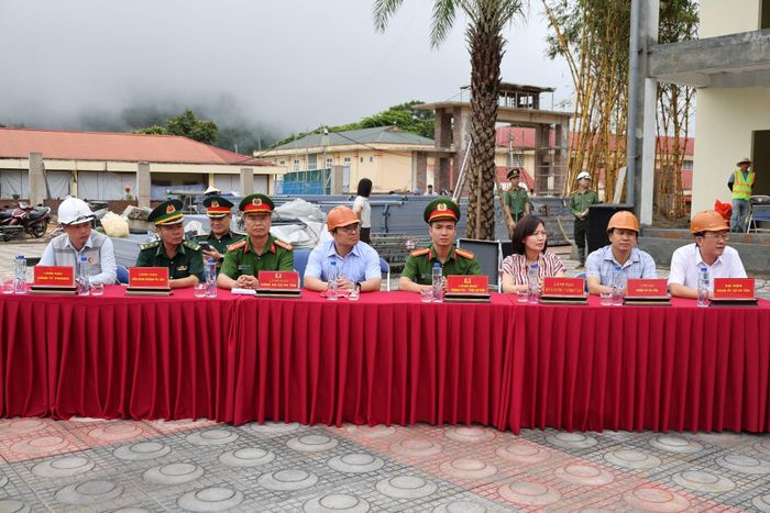 Đại biểu dự lễ ra quân.