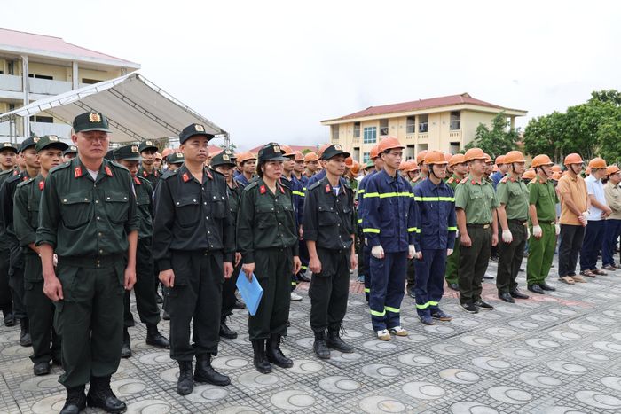 Cán bộ, chiến sĩ Công an tỉnh cùng đoàn viên thanh niên, thầy, cô giáo xã Pa Tần tham gia lễ ra quân.