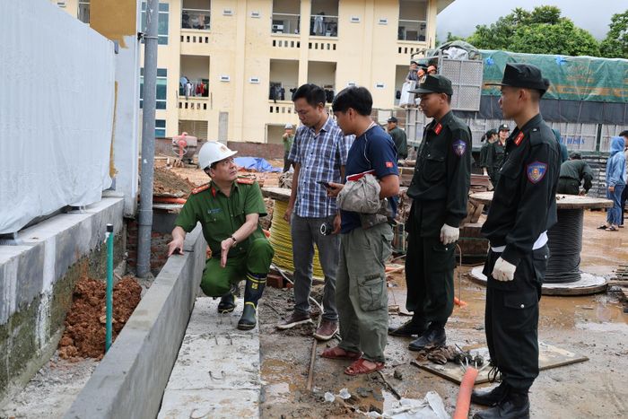 Đại tá Phạm Hải Đăng – Phó Giám đốc Công an tỉnh nắm bắt tiến độ thi công và động viên các lực lượng tham gia chiến dịch, đẩy nhanh tiến độ thi công Trường Phổ thông nội trú Tiểu học và THCS Pa Tần.