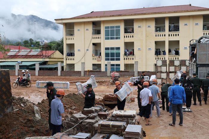 Cán bộ, chiến sĩ, đoàn viên, thanh niên Công an tỉnh, thầy, cô giáo xã Pa Tần tham gia nhiều hoạt động góp phần đẩy nhanh tiến độ thi công Trường Phổ thông nội trú Tiểu học và THCS Pa Tần.