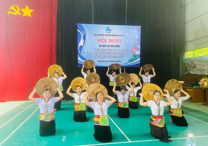 Văn nghệ chào mừng hội nghị.