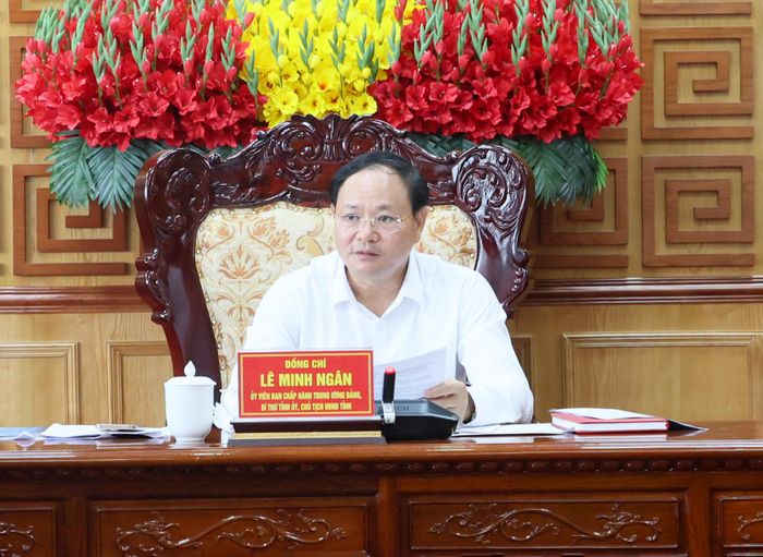 Đồng chí Lê Minh Ngân - Bí thư Tỉnh ủy, Chủ tịch HĐND tỉnh phát biểu kết luận cuộc họp. 