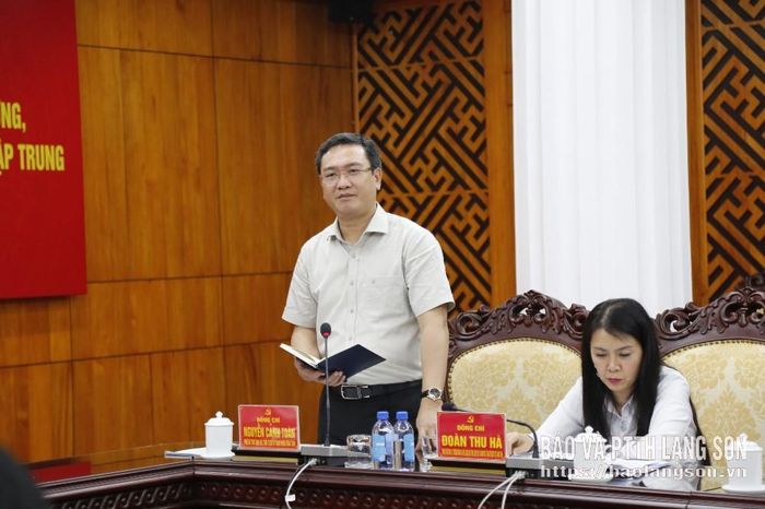 Đồng chí Nguyễn Cảnh Toàn, Phó Bí thư Tỉnh ủy, Chủ tịch UBND tỉnh phát biểu tại hội nghị