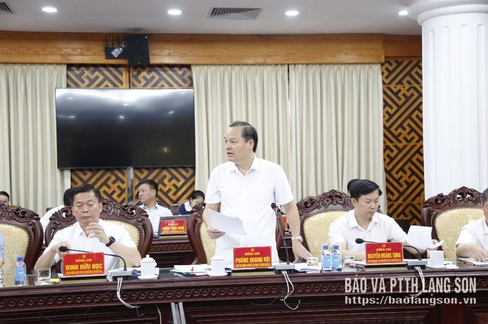 Đồng chí Bí thư Đảng ủy phường Đông Kinh phát biểu tại hội nghị